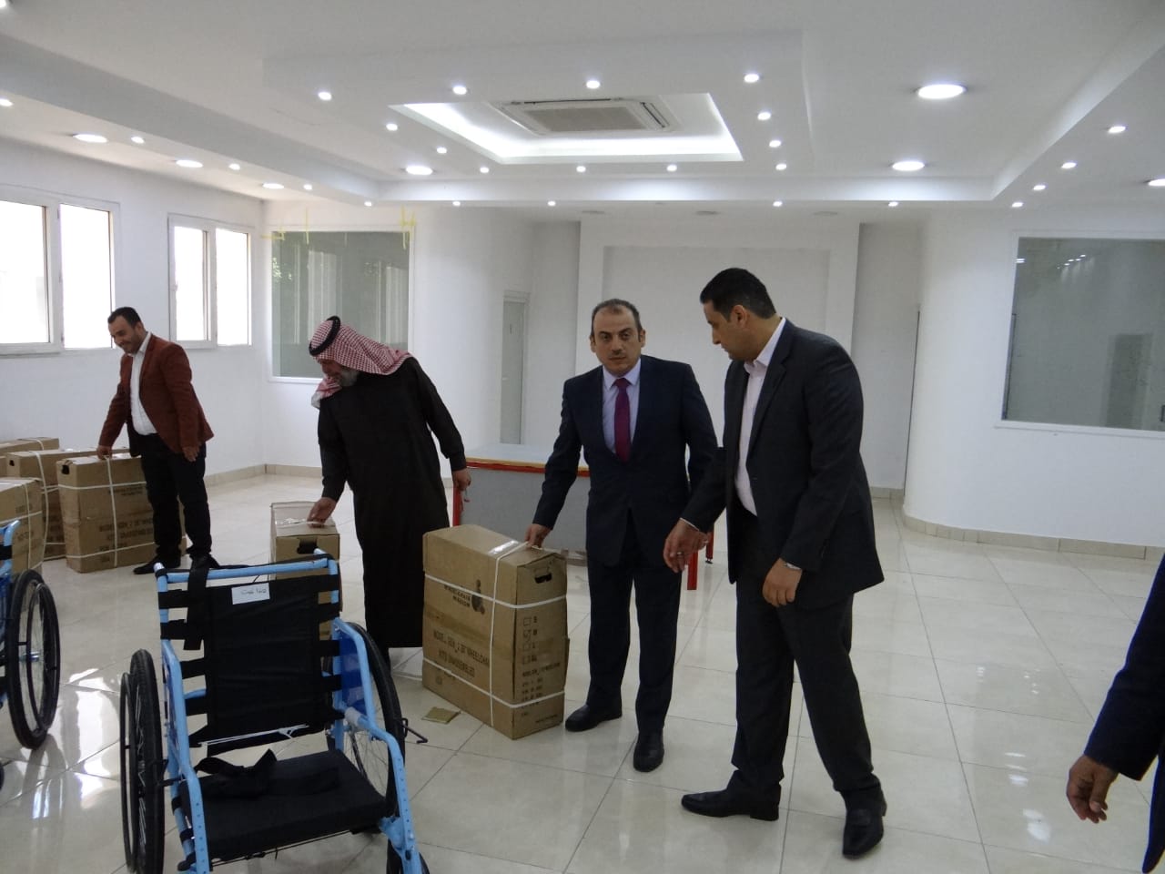 توزيع كراس متحركة لذوي الإعاقة في