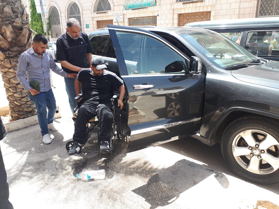 رئيس بلدية الزرقاء يثني شابا عن