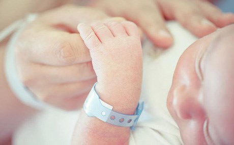 أمام وزير الصحة.. بين الإجهاض في