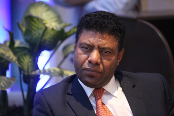 العشوش يكتب.. ساعدوا الفقراء.. ولكن لا