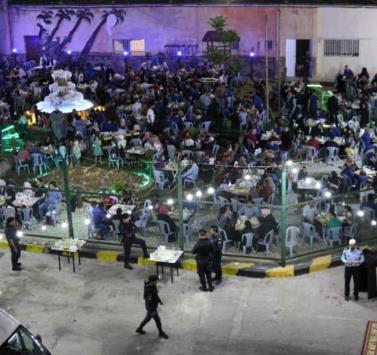 سجناء وعائلاتهم على سفرة واحدة