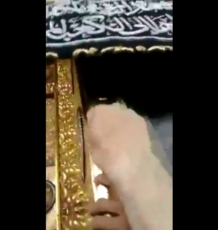 اردني يطرق باب الكعبة.. ويدعي على