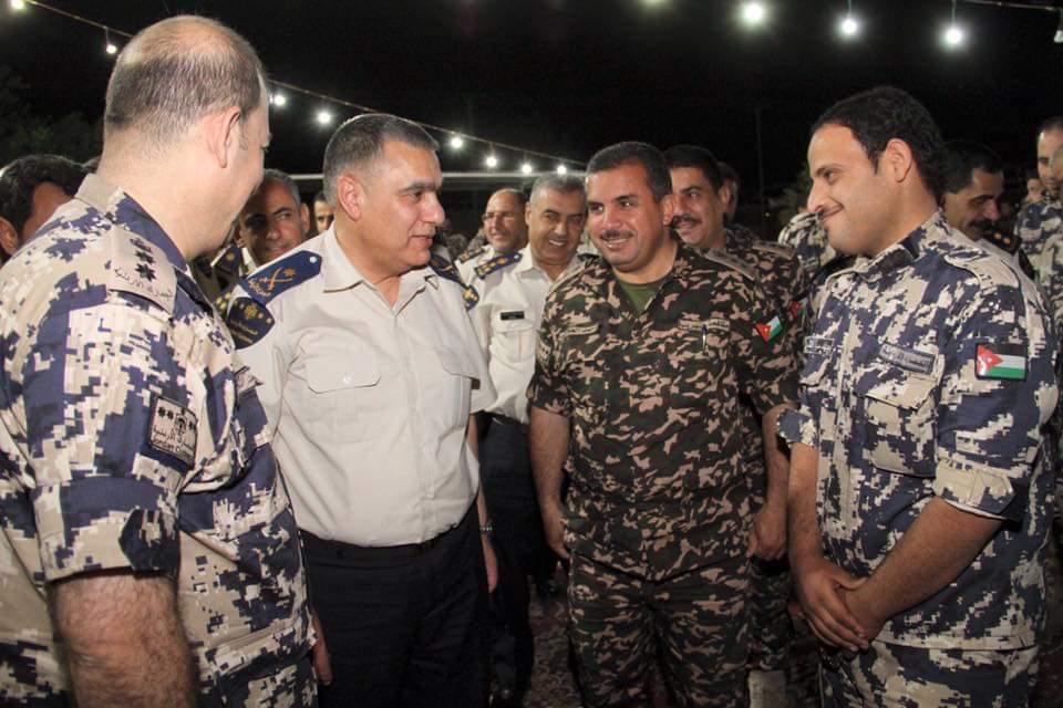 مدير عام الجمارك يشارك منتسبيه مائدة