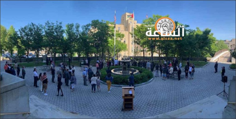 أردني يرفع علم الأردن على مبنى