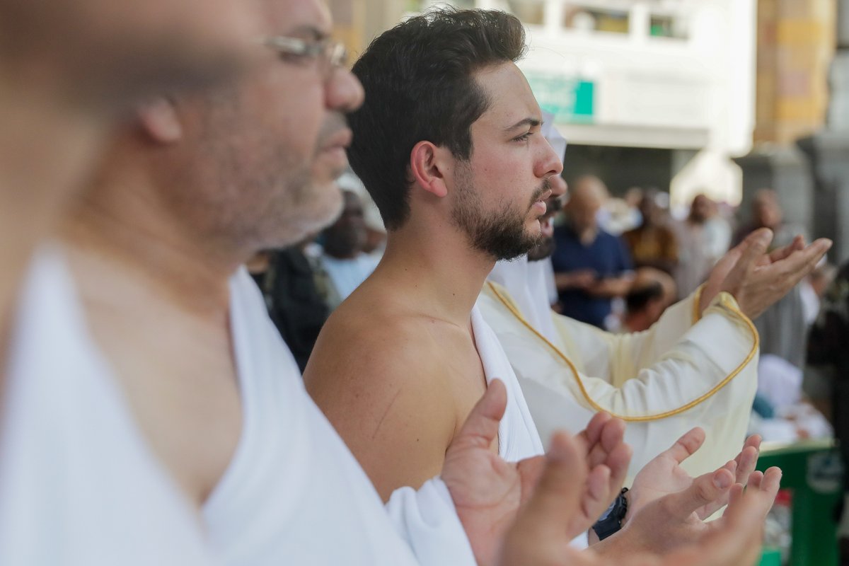 ولي العهد يؤدي مناسك العمرة (صور)