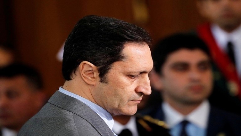 علاء مبارك يرد على شخص طالبه