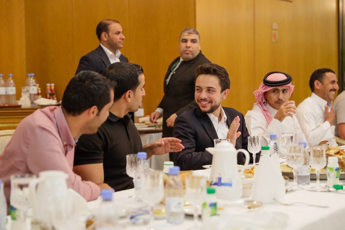 ولي العهد يشارك ضباطا وضباط صف