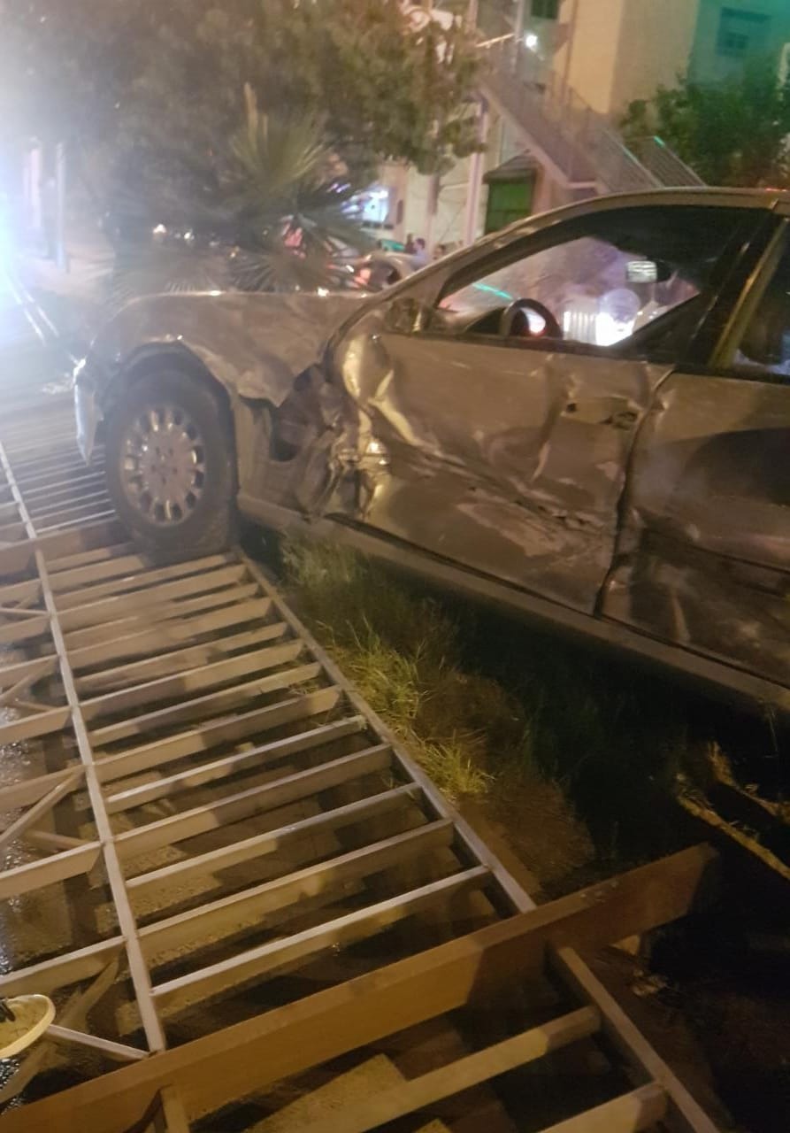 سائق غير مرخص يصطدم بأربع مركبات