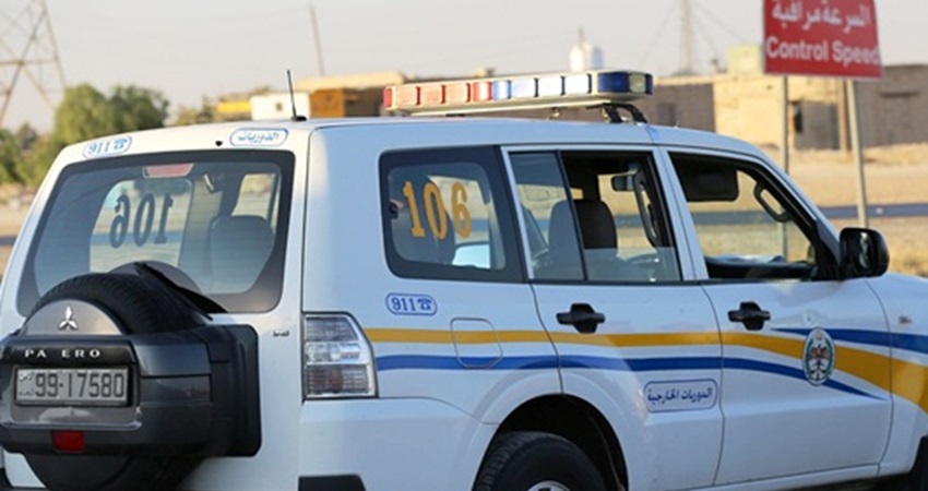 سائق مركبة يطلب المساعدة من «الدوريات