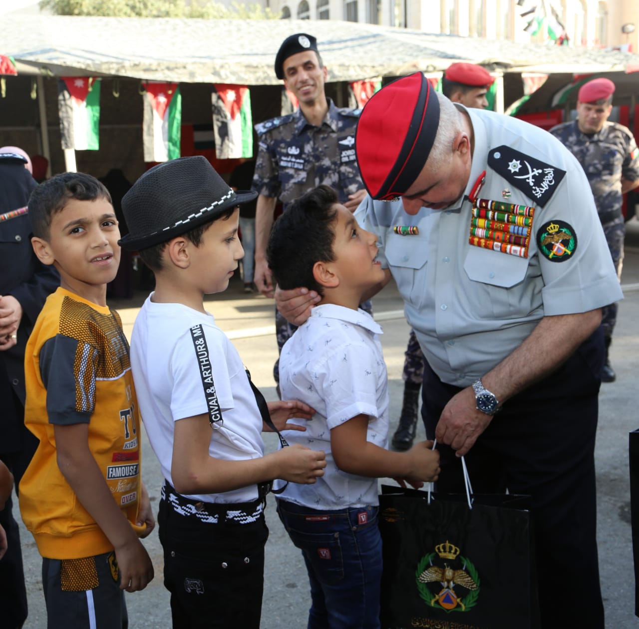 أيتام يفطرون على مأدبة الدفاع المدني