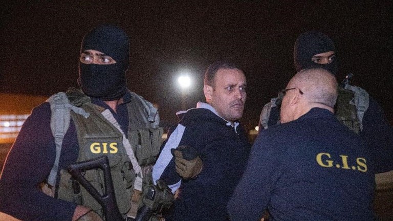 فنان مشهور يعلق على تسليم عشماوي