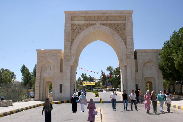 فصل طالب في البلقاء التطبيقية لمروره