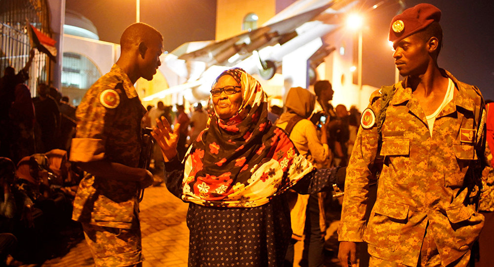 قتل مواطنة وأصاب جنديا آخر.. .