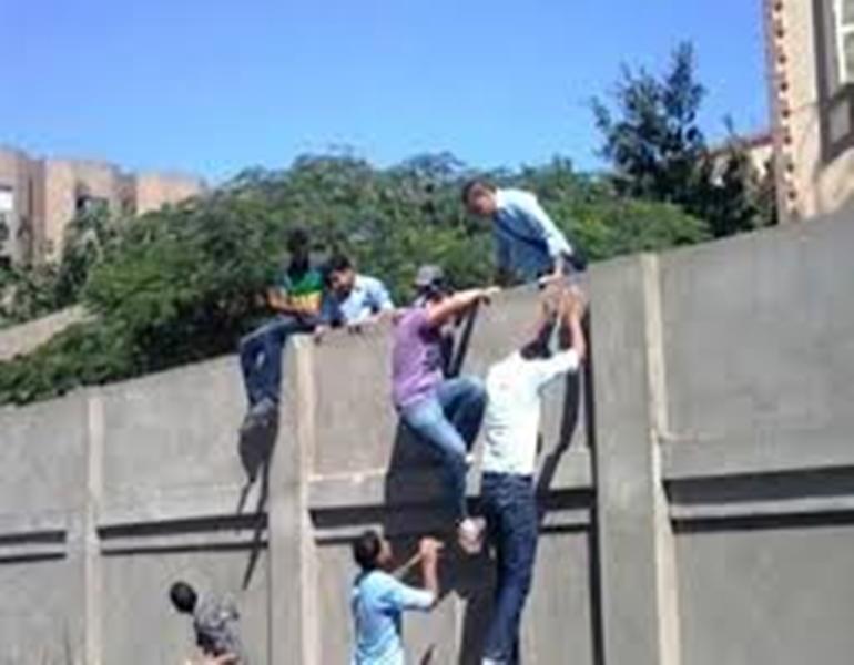 ضبط 15 حدثا أمام مدارس الإناث