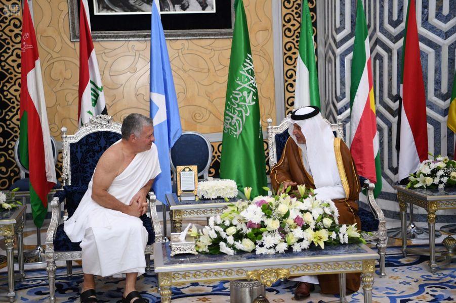 الملك يؤدي مناسك العمرة (صور)