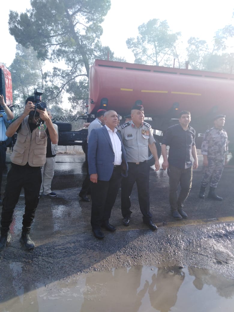 المحافظ اللوزي يتابع حريق جرش