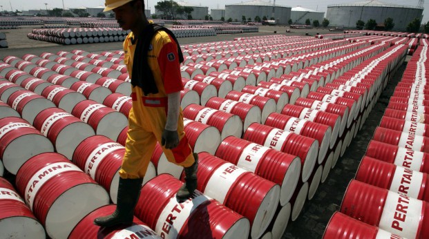 النفط يغلق على انخفاض طفيف