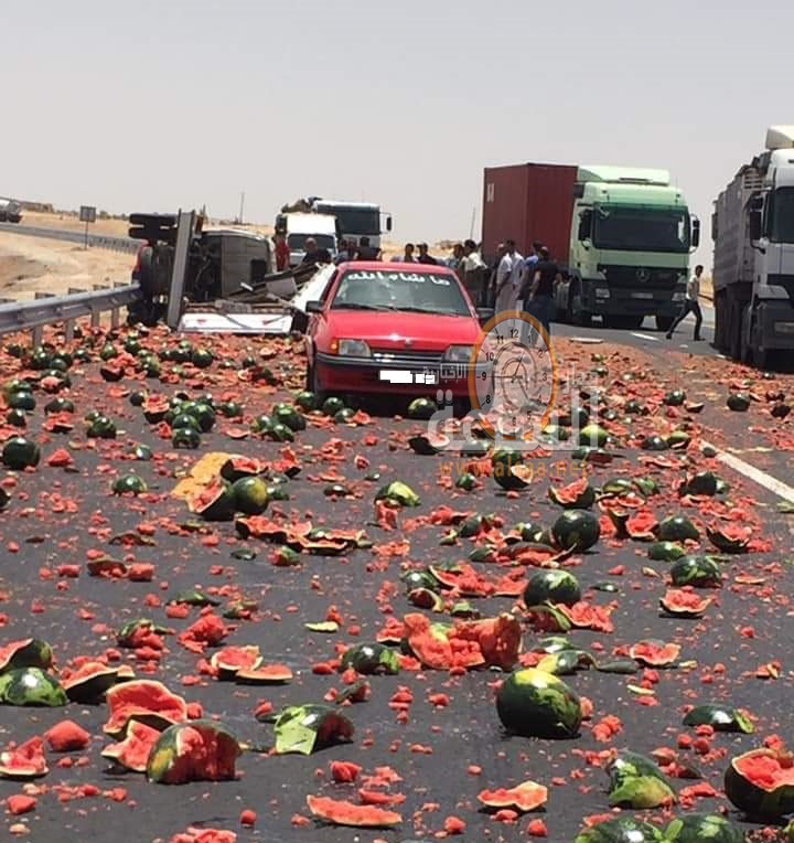 «بطيخ» على الطريق الصحراوي بعد تصادم