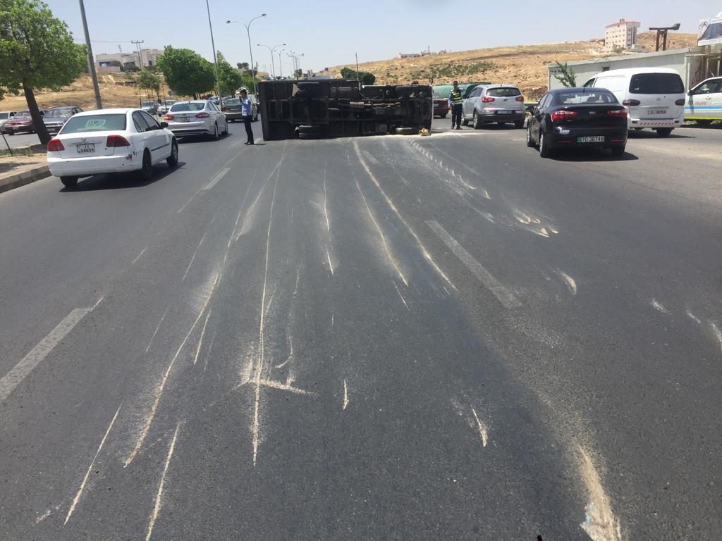 تدهور مركبه شحن قرب مستشفى الملكة