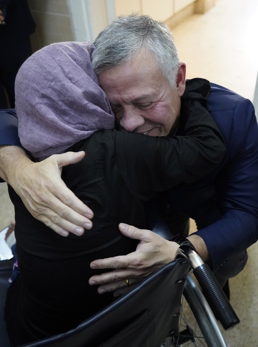 الملك يفاجئ المسنين في دار الضيافة