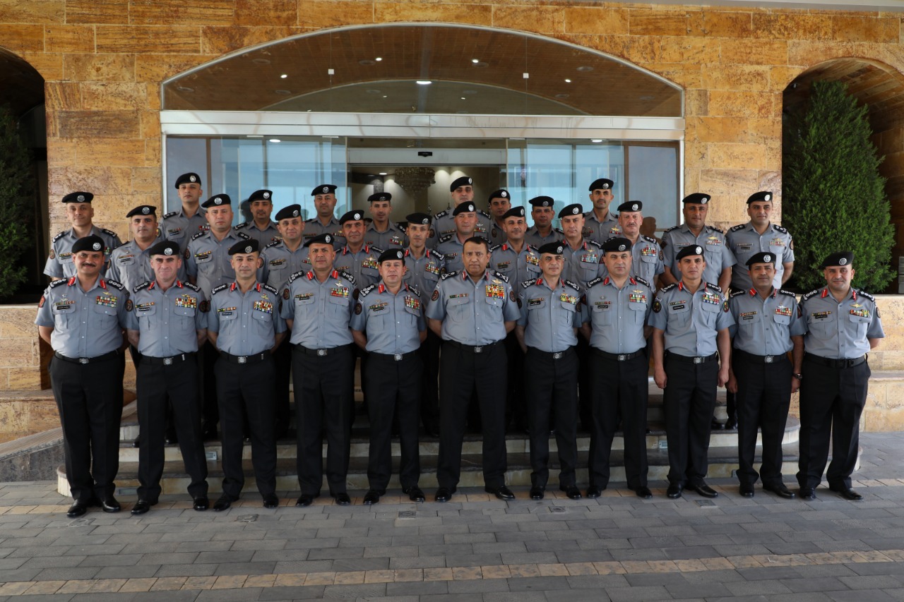 الحواتمة يقلد الرتب الجديدة لعدد من