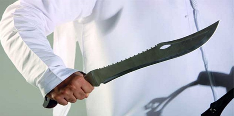 أردني يهاجم مركبة بالسيف في شارع