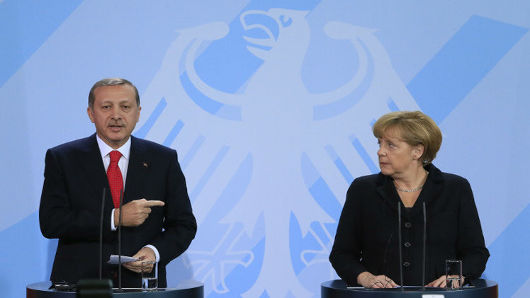 أردوغان: ميركل تدعم الإرهاب بشكل وقح..