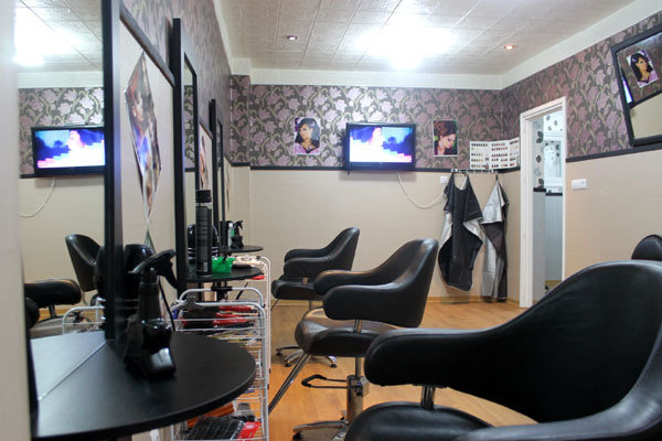 صالونات التزيين تكتظ للتجمل في العيد