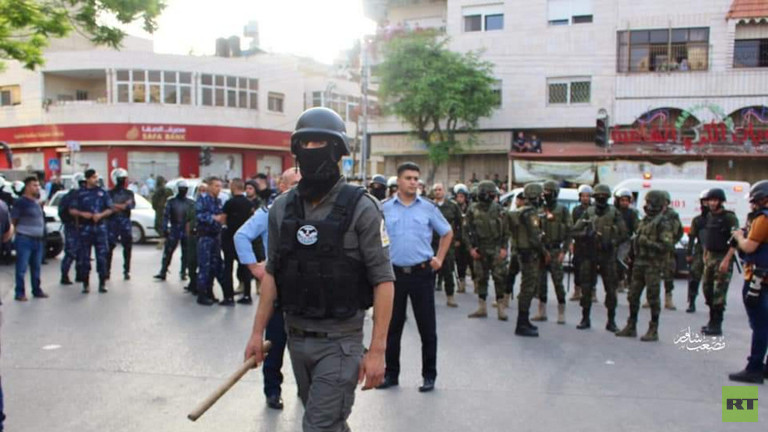 الشرطة الفلسطينية تفض تجمعا لأنصار حزب