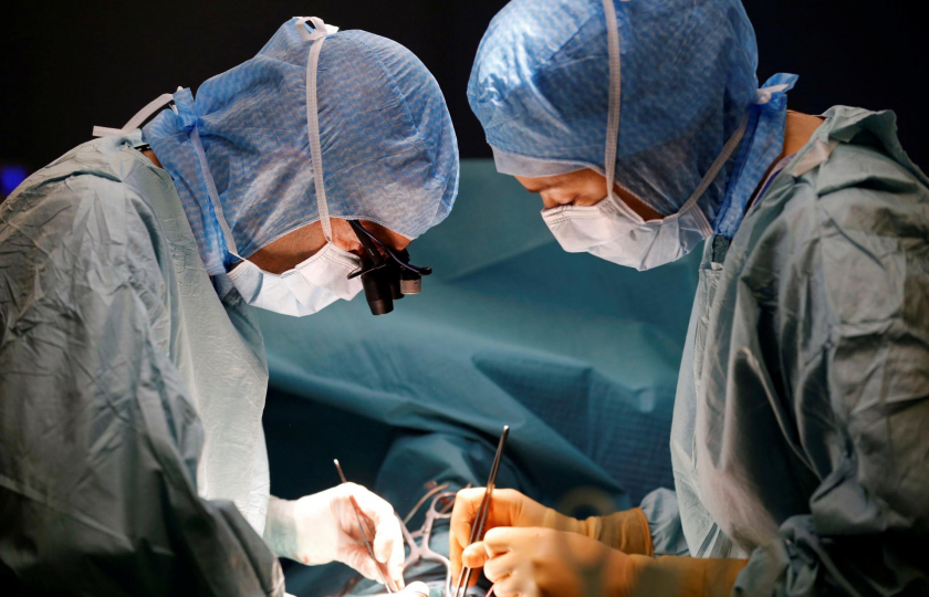 النيران تشتعل في صدر مريض داخل