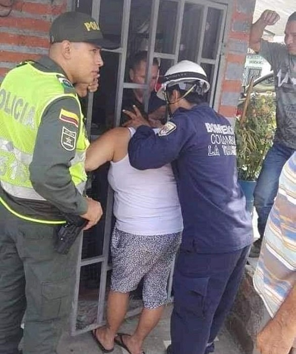 تجسست على الجيران.. فعلق رأسها 5