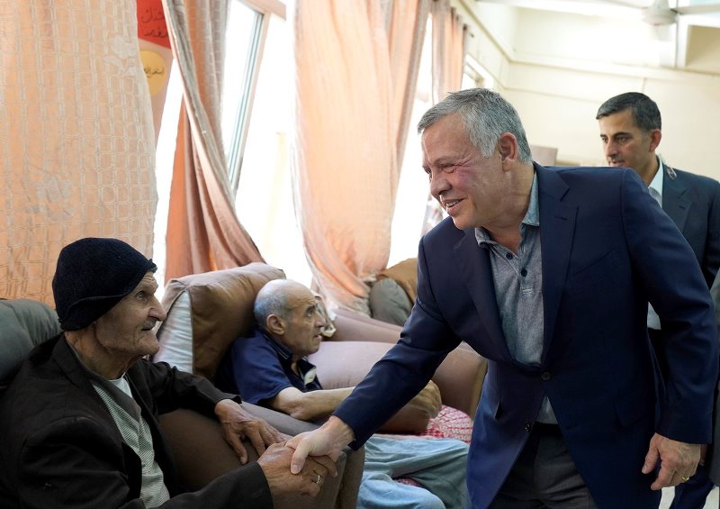 كيف أمضى الملك شهر رمضان (فيديو)