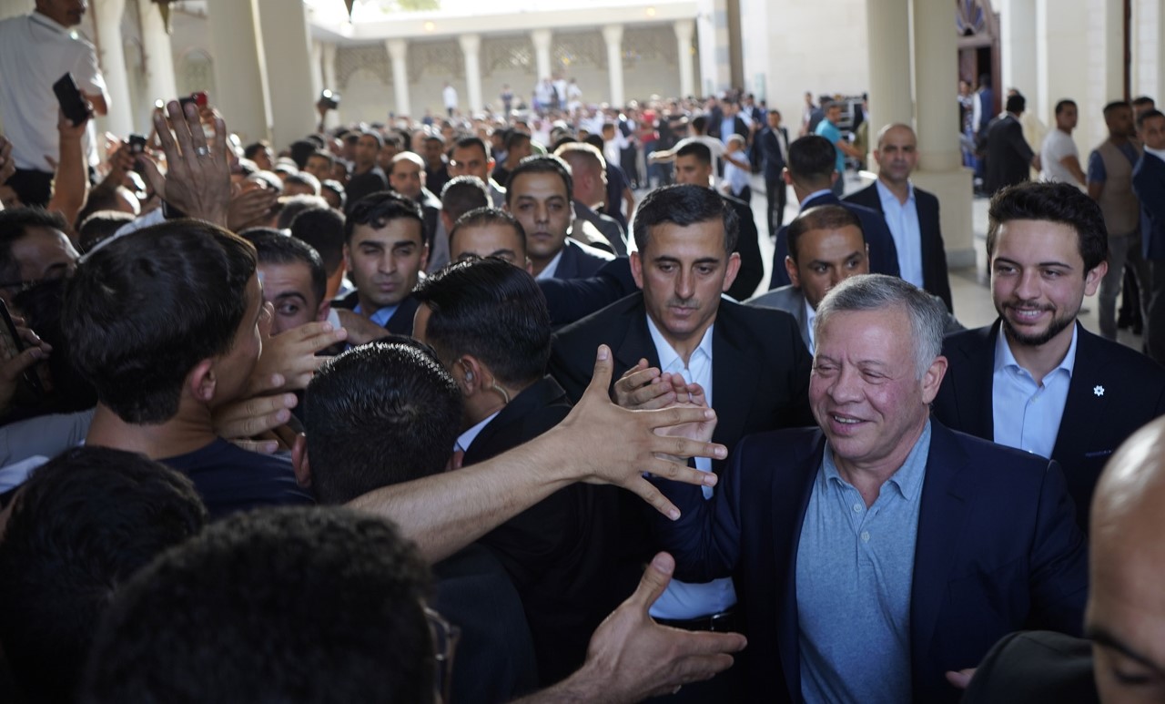 الملك يصلي العيد في العقبة (صور)