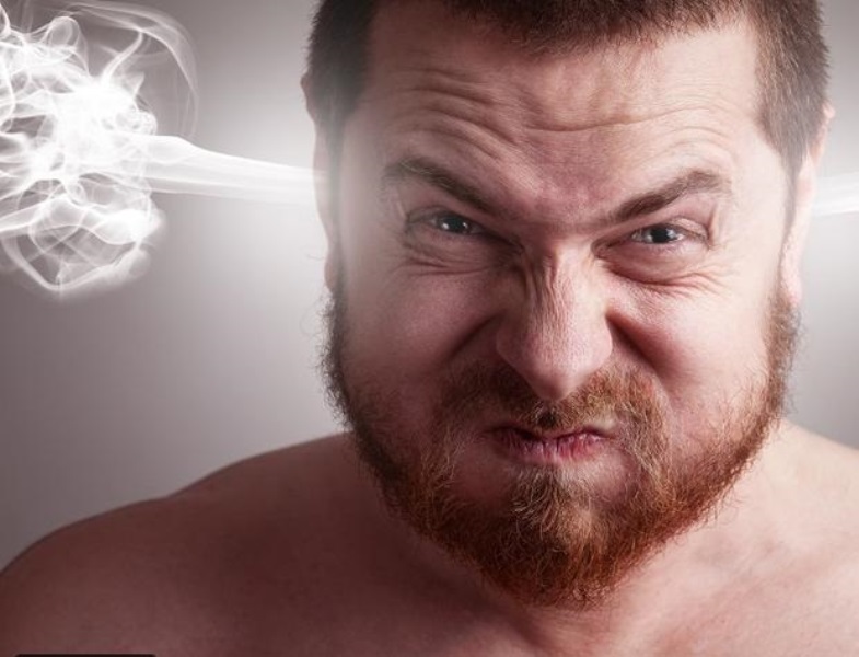 من أخرج هذا الأردني عاريا من