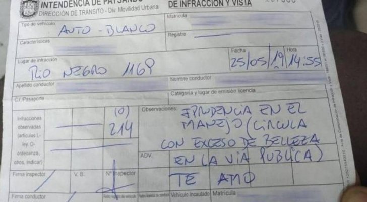 الأوروغواي.. شرطي مرور يخالف فتاة.. والسبب