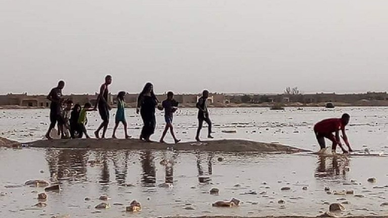 ظاهرة نادرة .. مياه الأمطار تغمر