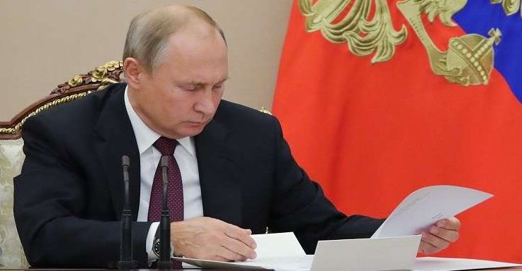 بوتين ينصح الاطفال بقراءة القران والانجيل