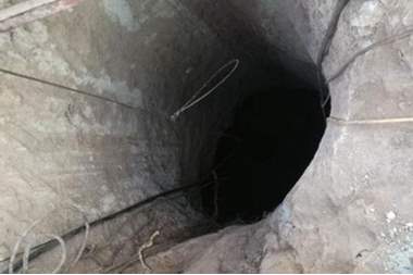 إنقاذ طفلة سقطت بحفرة امتصاصية في