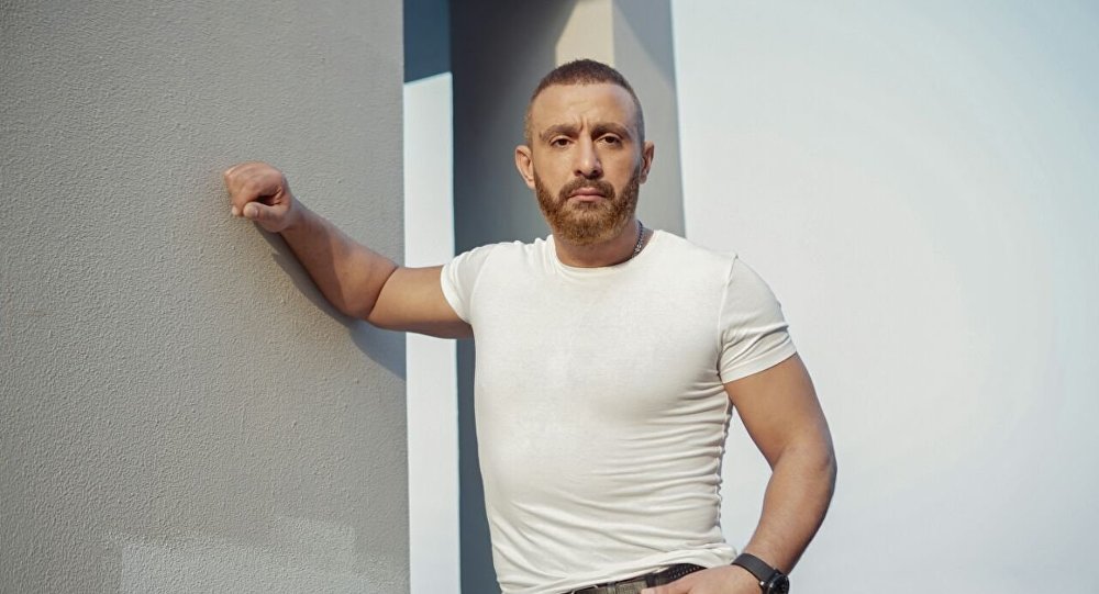 بالفيديو.. . أحمد السقا يحرج عمرو