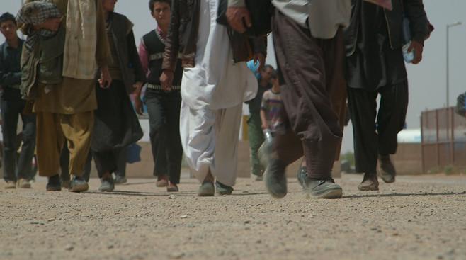 إيران ترحل 100 ألف لاجئ أفغاني