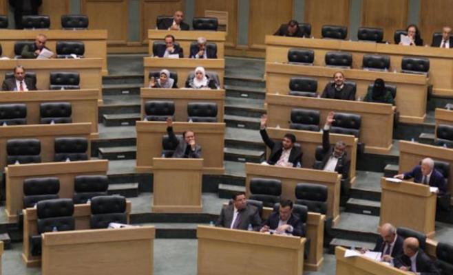 النواب يتسلم مذكرة لطرح الثقة بالحكومة