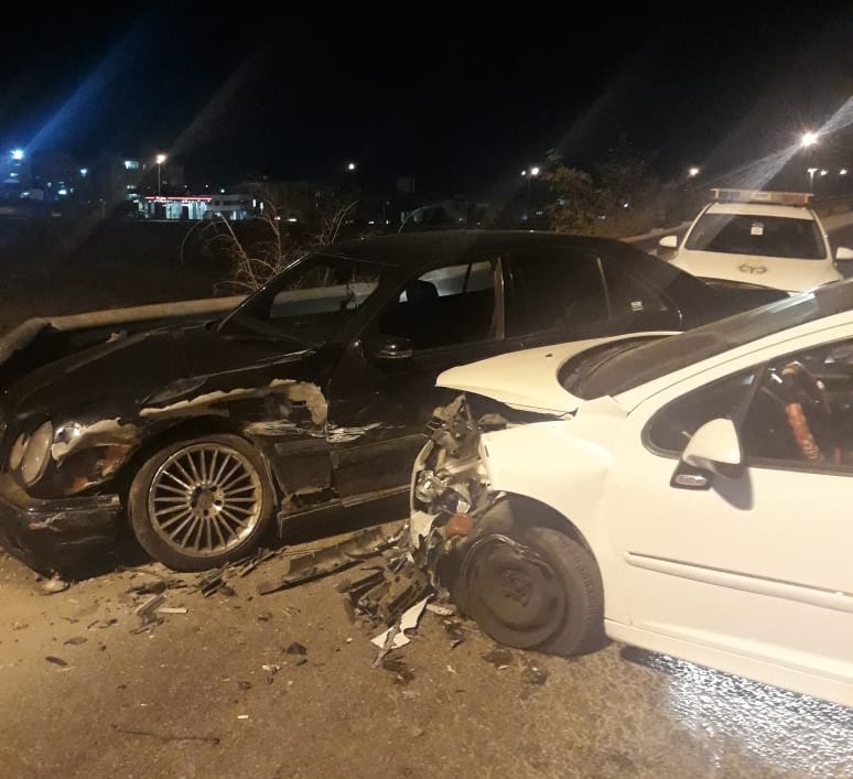 اصابتان بتصادم مركبتين إثر تغيير المسرب
