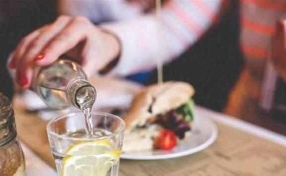 شرب الماء أثناء الطعام.. مفيد أم