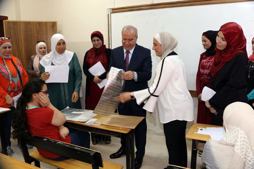 طلبة التوجيهي يبدون ارتياحهم عن امتحان