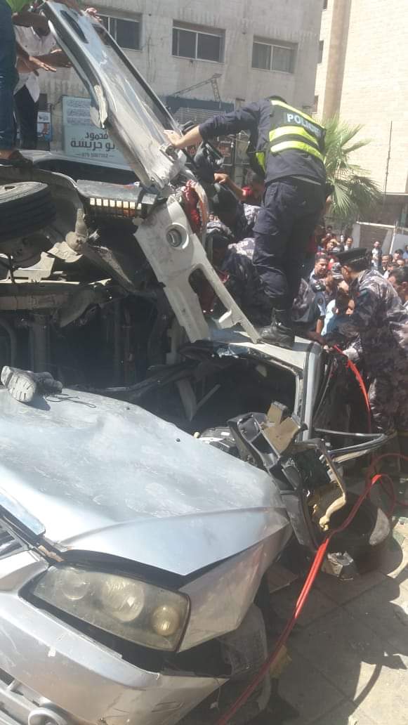 وفاة و4 إصابات بتصادم 7 مركبات