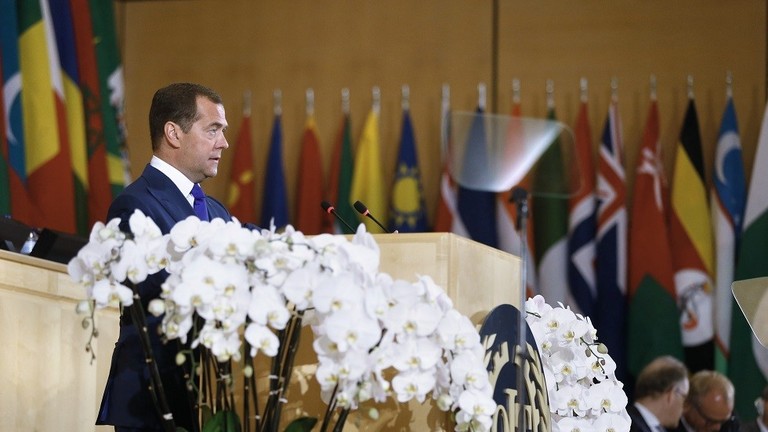 مدفيديف لا يستبعد تقليص أسبوع العمل