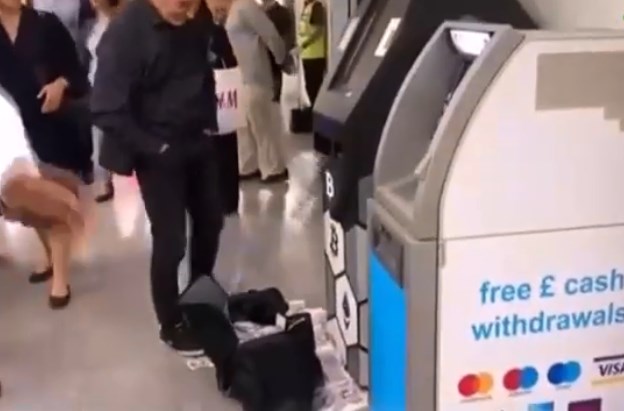 بالفيديو.. . صراف آلي يفقد عقله