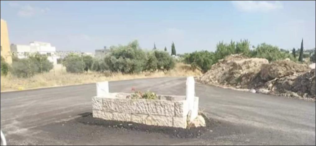 «قبر» يتوسط الشارع يتحول إلى دوار