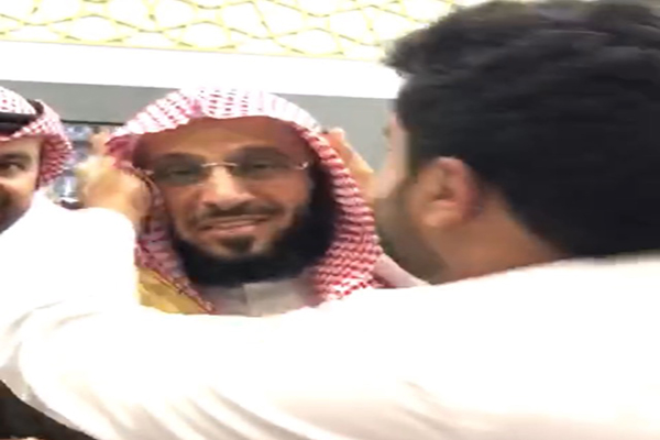 فيديو طريف لشاب سعودي يتفاجأ لرؤية