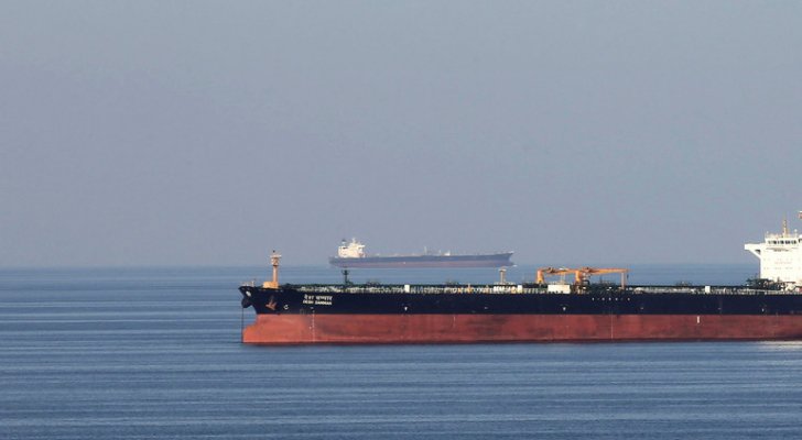 استهداف ناقلتي نفط عملاقتين محملتين بالخام